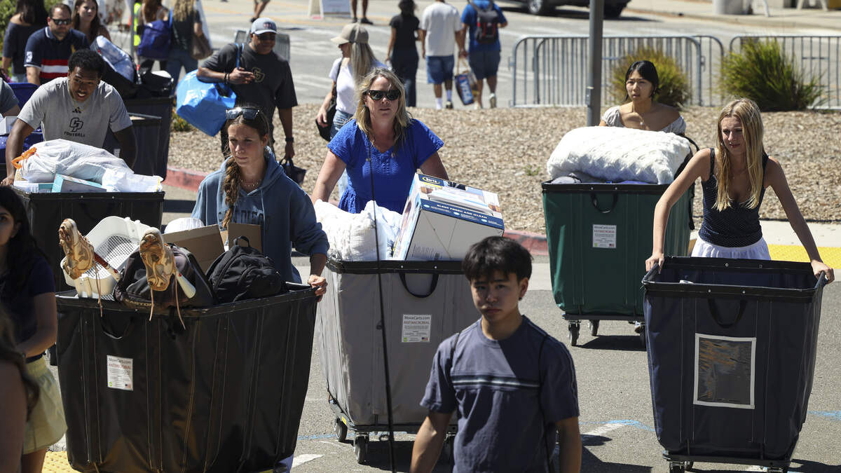 Cal Poly students move into the yakʔitʸutʸu dorms with the help of other students and family on Sept. 11, 2025.