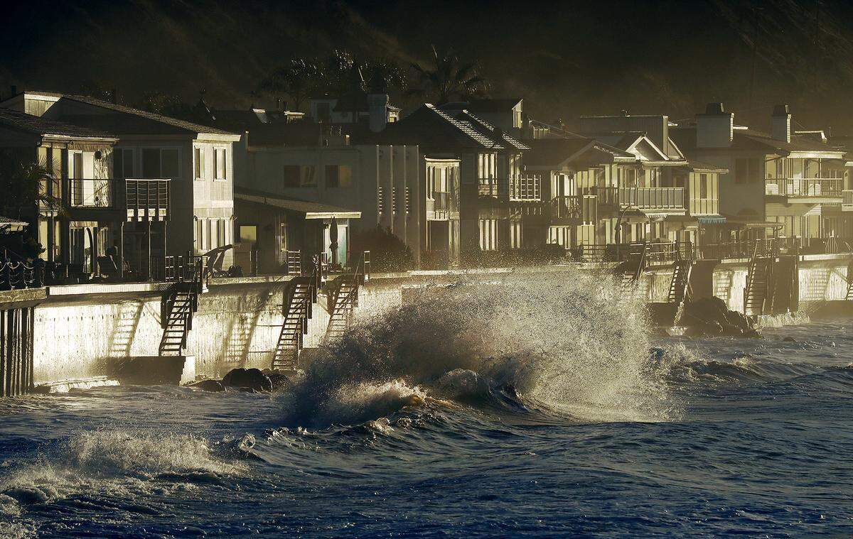 High surf from storms in the north Pacific pummels Faria Beach homes north of Ventura, Calif., at sunrise on January 10, 2019. (Al Seib/Los Angeles Times/TNS)