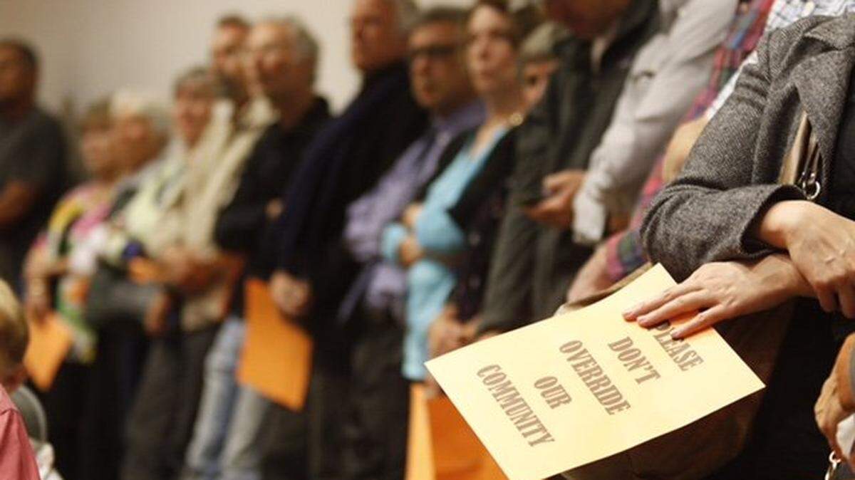 A crowd packed the San Luis Obispo County Board of Supervisors chambers Tuesday for a hearing on the Las Pilitas quarry project proposed for Santa Margarita. Opponents of project held orange signs; supporters carried green.