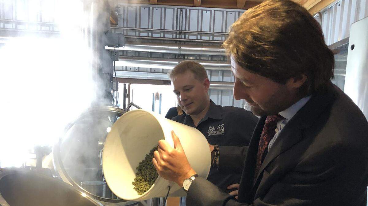 Firestone Walker Venice brewhouse manager Evan Partridge and Polish Culture Consul Ignacy Żarski brew the Paderewski Porter.