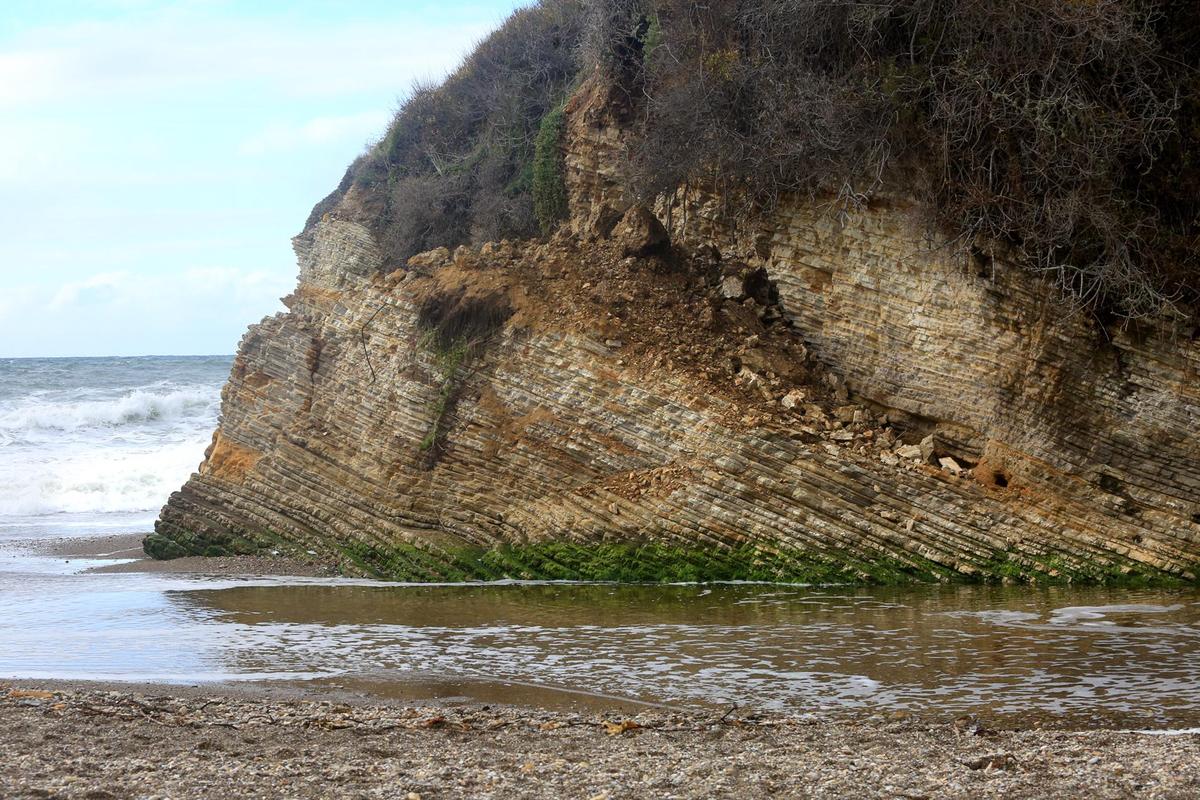A scenic rock arch collapse at Spooner’s Cove in Montaña de Oro State Park in late December 2021, likely as a result of heavy surf and storms.