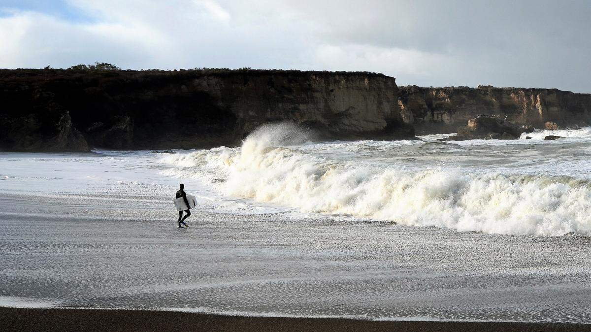 Big waves crash along the shore at Spooner’s Cove at Montana de Oro State Park.
