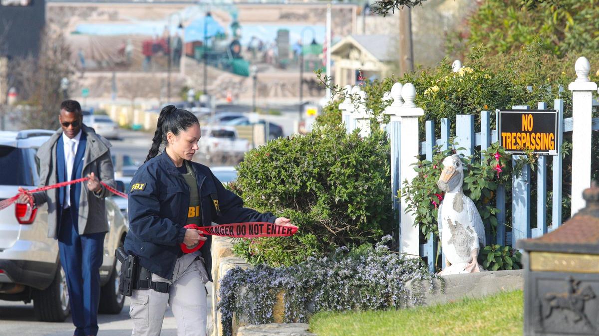 FBI and San Luis Obispo Sheriff’s department investigators at the Flores house on East Branch Street in Arroyo Grande on Feb. 4, 2020. The sidewalk in front was taped off as they moved about the grounds. At left is Sheriff’s Office Cmdr. Keith Scott, head of the detective bureau.