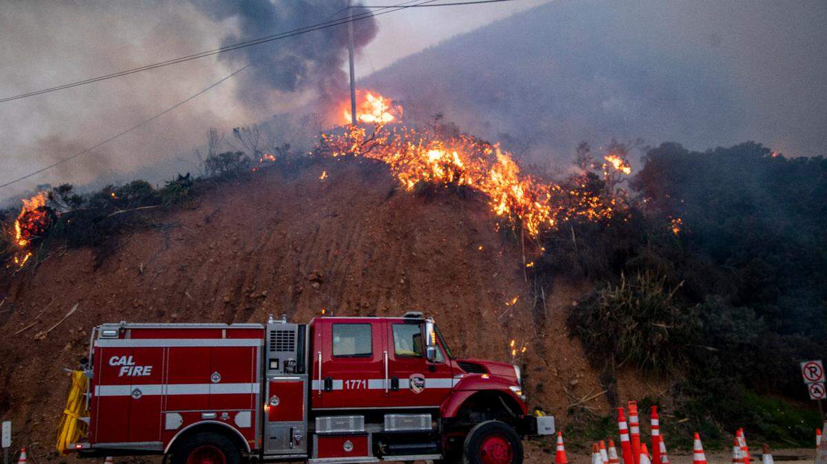The Colorado Fire burns near the Bixby Bridge on Highway 1 in Big Sur, Calif., Saturday morning, Jan. 22, 2022. (Karl Mondon/Bay Area News Group via AP)