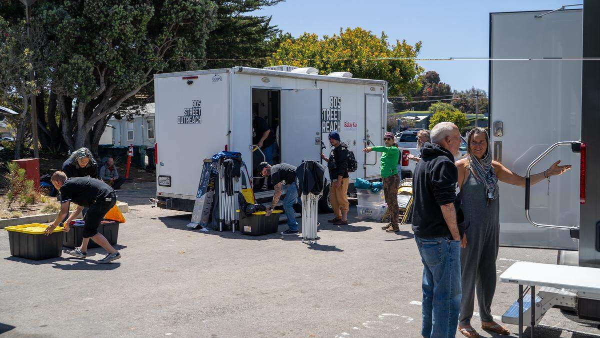 805 Street Outreach volunteers prepare laundry and shower trailers in the parking lot of the Morro Bay Library on Monday, May 18, 2026. The organization has grown quickly since its founding in 2024 and offers showers, laundry and food to homeless Morro Bay residents.
