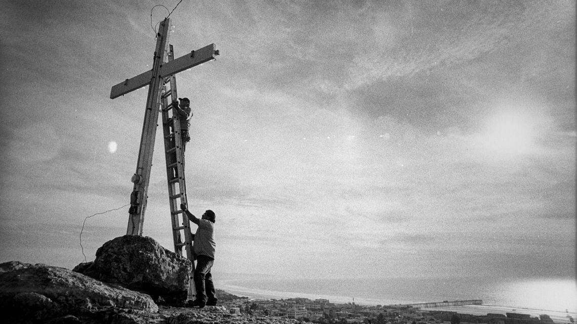 A cross recently popped up on Pismo Beach. It’s not the first to stir controversy