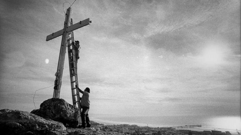 A cross recently popped up on Pismo Beach. It’s not the first to stir controversy