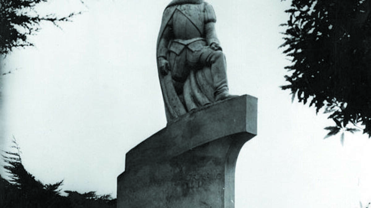 A statue of Juan RodrÃ­guez Cabrillo near San Pedroâ™s Point FermÃ­n.