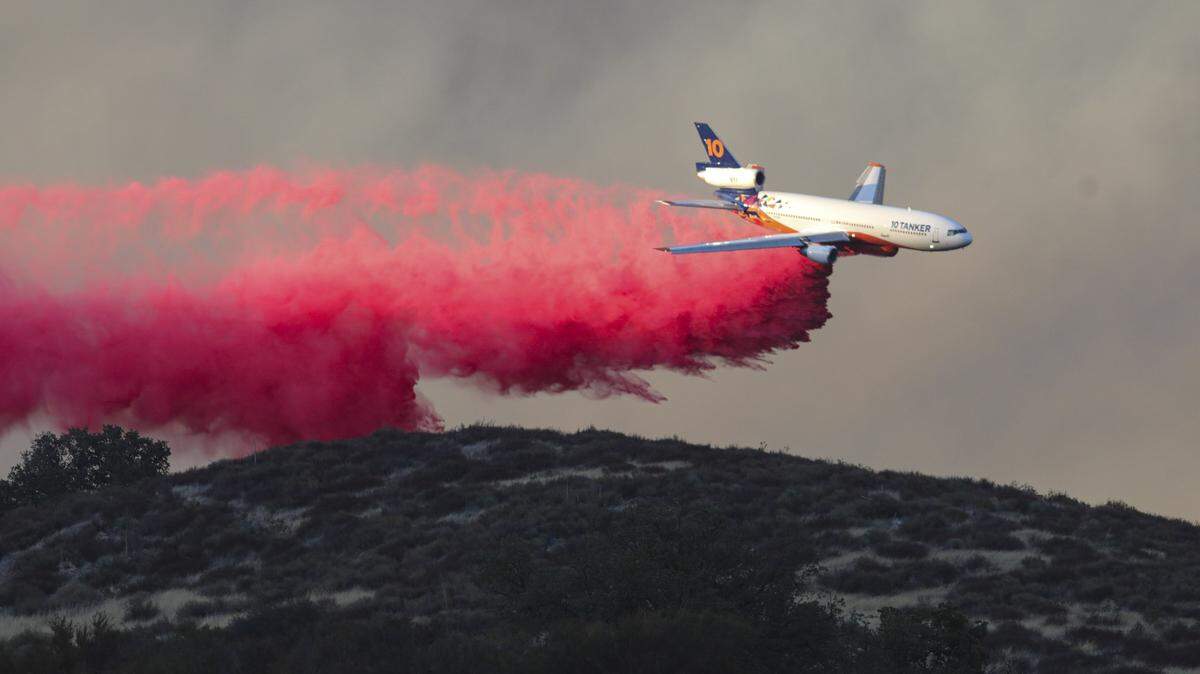 A firefighting DC 10 jet drops retardant near Highway 166. The Gifford Fire burned an estimated 5,000 acres on both sides of Highway 166 east of Highway 101 on August 1, 2025.