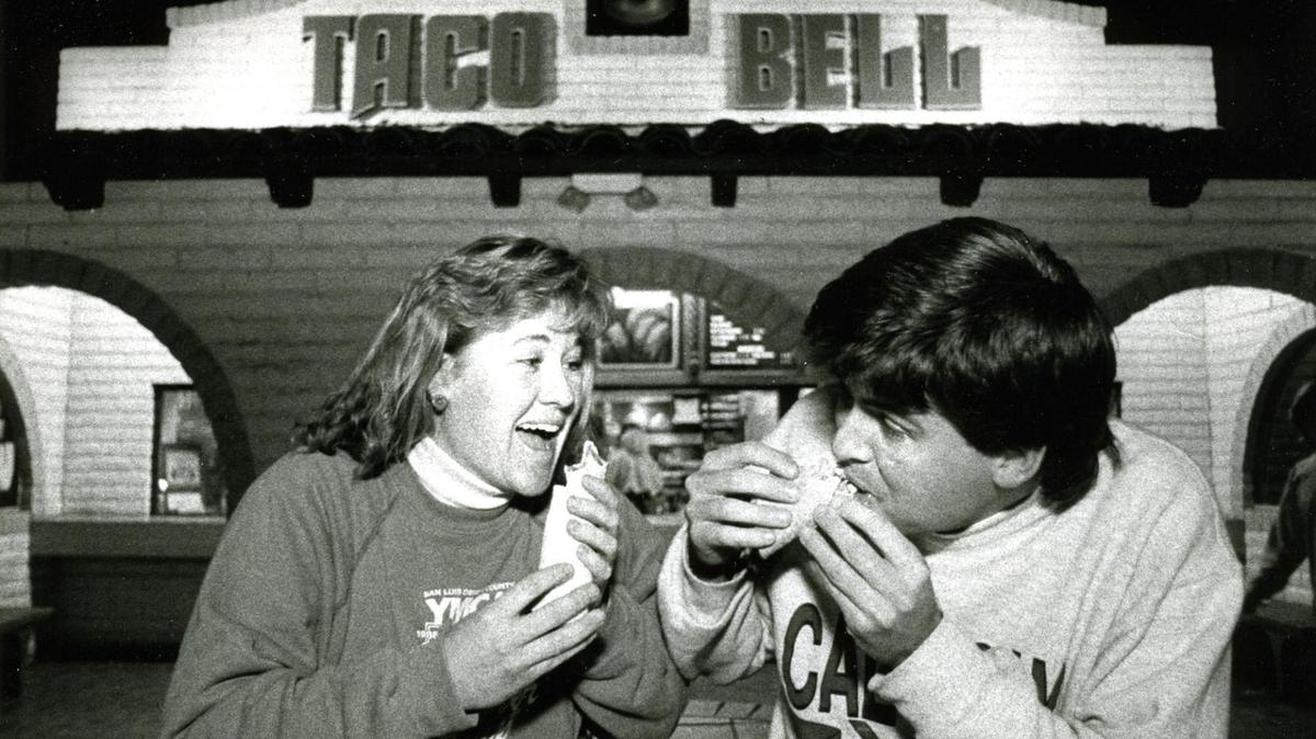 Susan Veasey and Dave Hauxhurst indulge in a little taco nostalgia at the soon-to-close Taco Bell in San Luis Obispo in February 1990. A new location opened up down Santa Rosa Street.