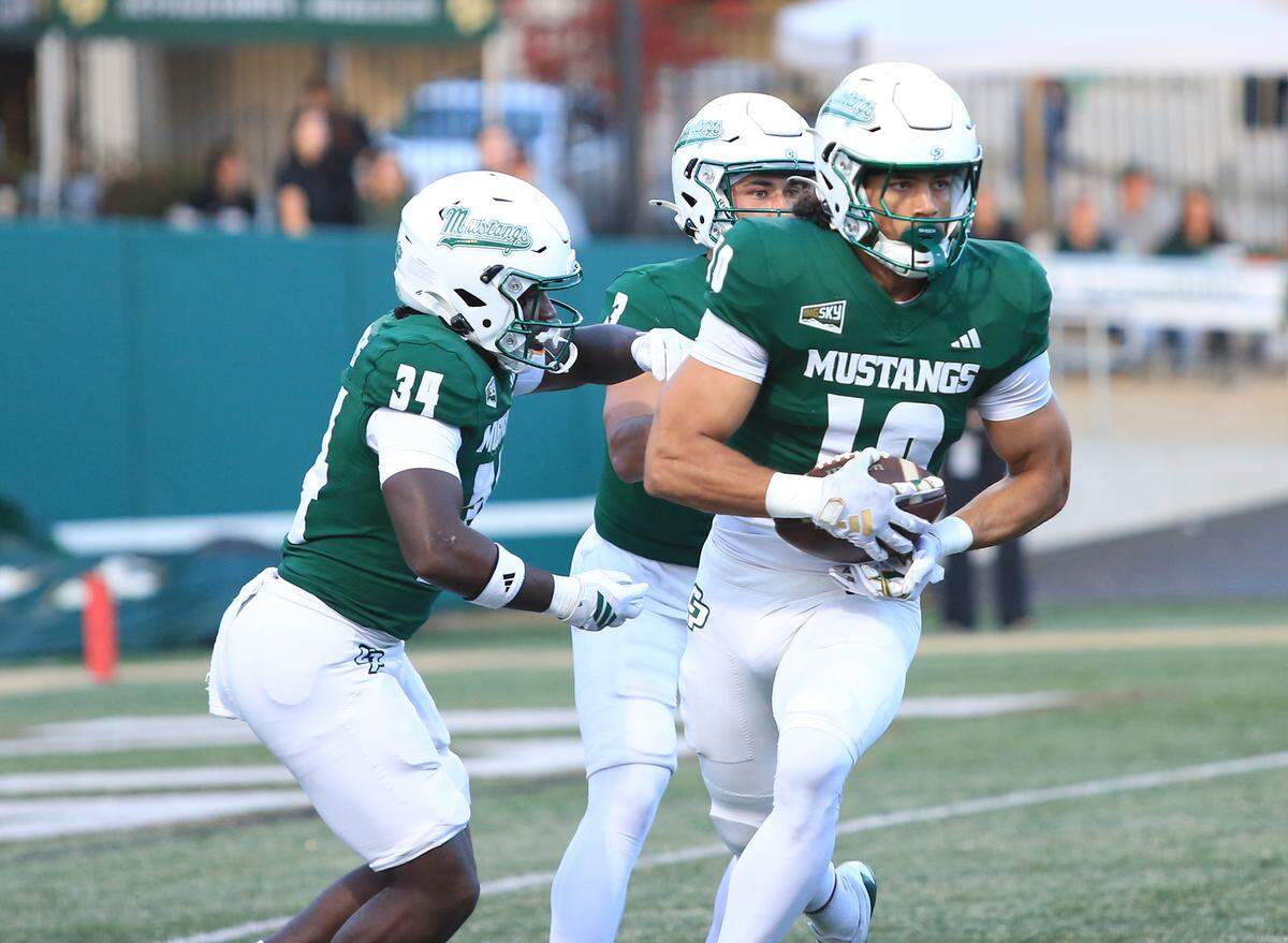 Quarterback Bo Kelly hands off to Mustang Michael Briscoe. Cal Poly fell to Montana State 34-17 in a college football game at Mustang Memorial Field on Oct. 25, 2025.