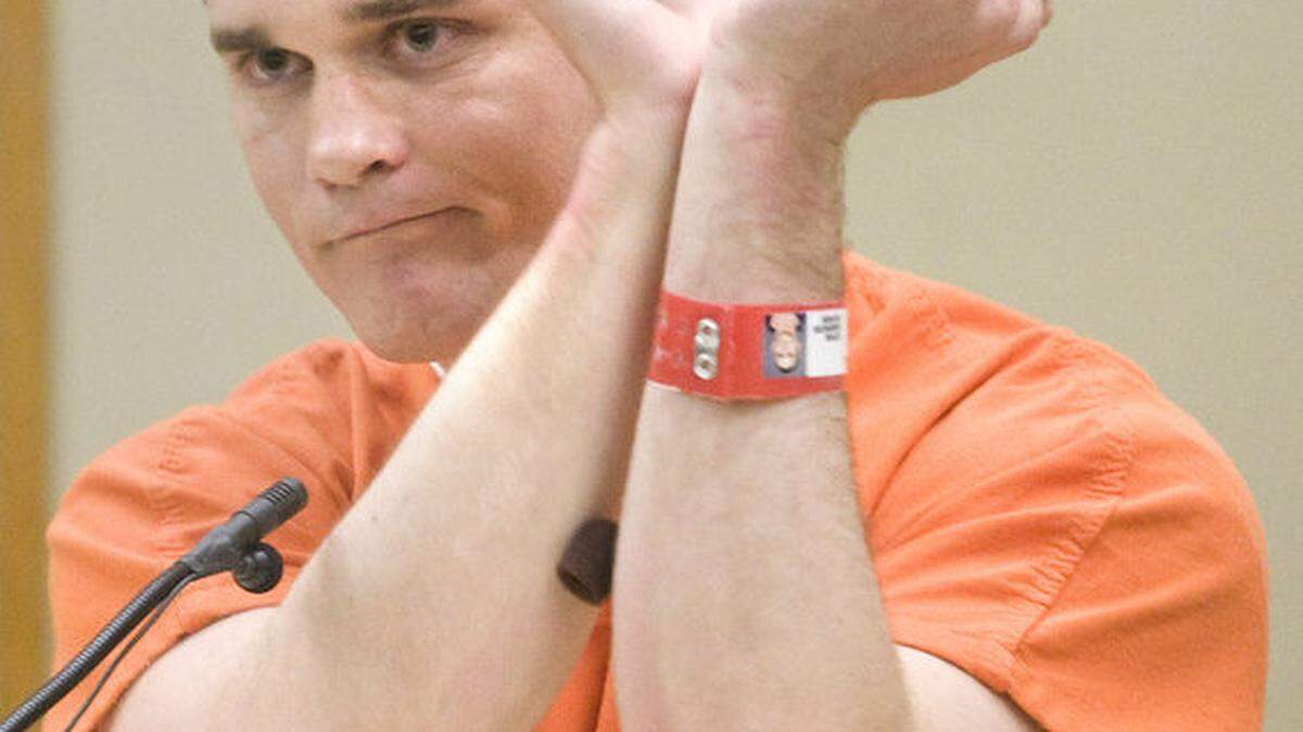 Jason Adam Greenwell demonstrates how Ty Michael Hill bound a drugged Dystiny Myers before she was beaten and killed on Monday, March 18, in San Luis Obispo Superior Court.