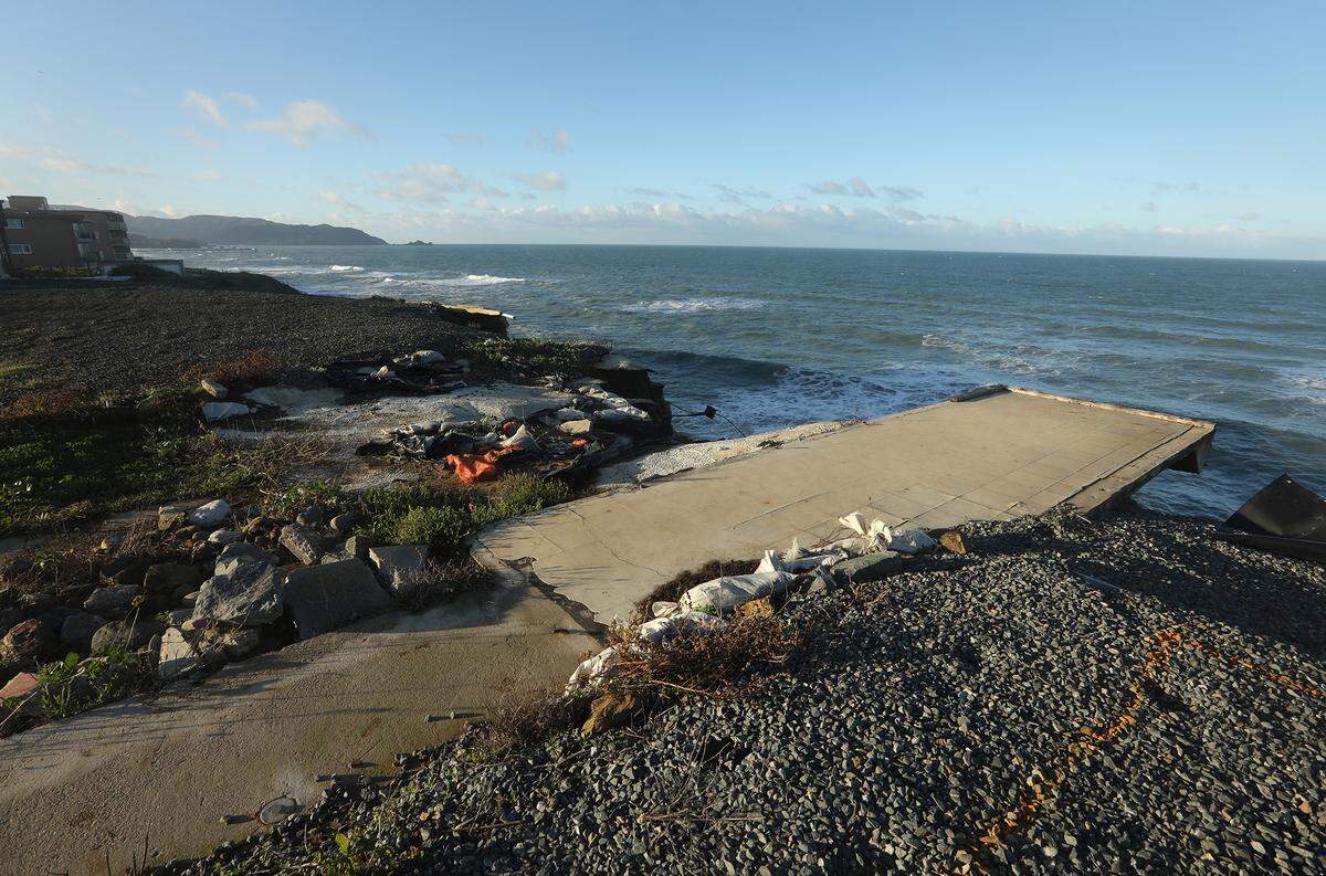 The walkway to an apartment building that fell off the cliff on Esplanade Avenue in Pacifica, Calif., on January 21, 2019. (Carolyn Cole/Los Angeles Times/TNS)