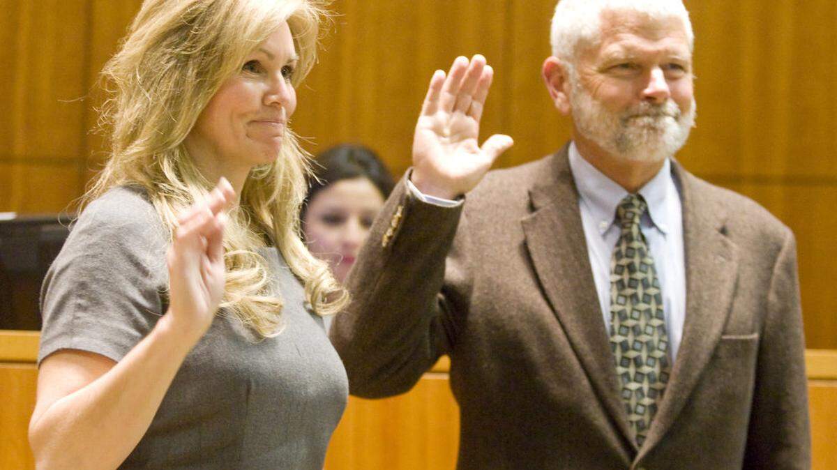 Supervisors Lynn Compton and Bruce Gibson are sworn in at the San Luis Obispo County Board of Supervisors chambers Monday.