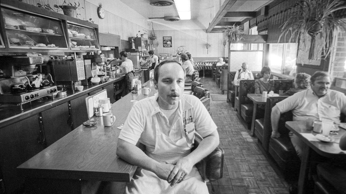Tom Mees, Farley’s owner, explains the restaurant’s closing. He bought the eatery in 1976. His uncle founded the restaurant in 1959. Photo from Feb. 25, 1986.