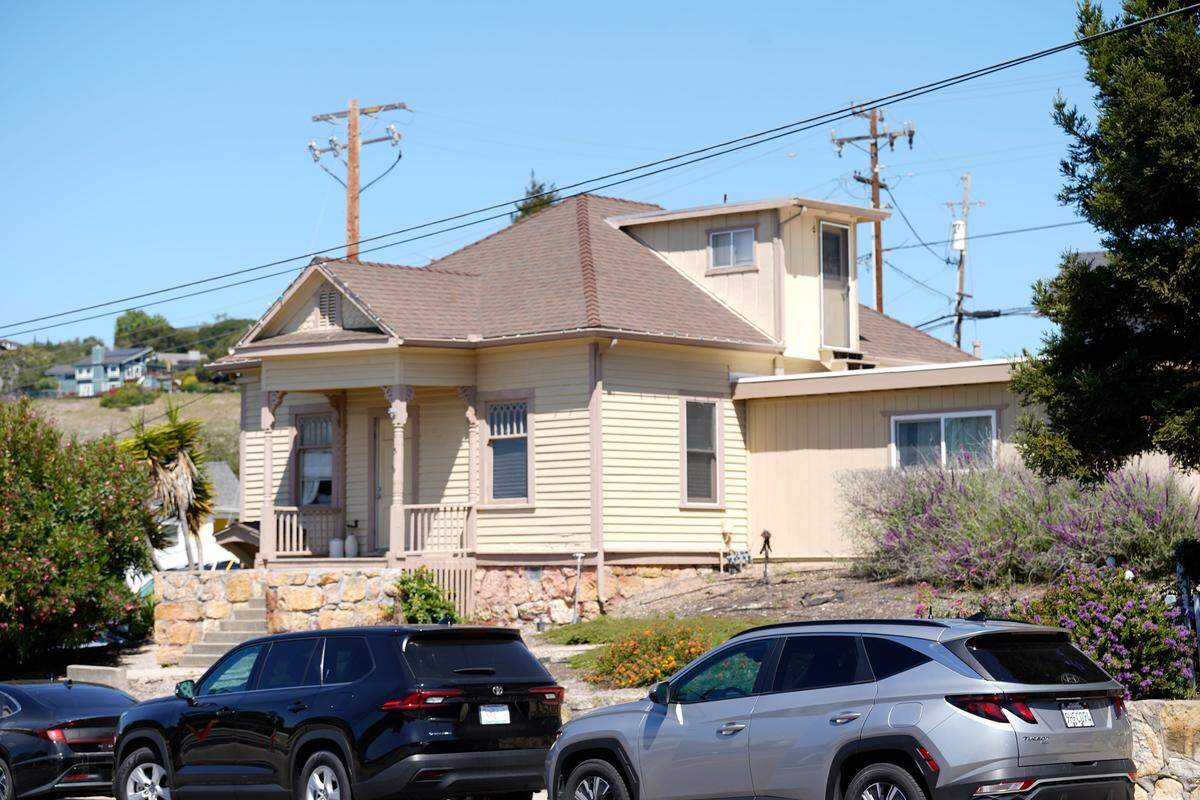 The San Luis Obispo County Sheriff’s Office served a search warrant in the Kristin Smart case on Wednesday, May 6, 2026, at the Arroyo Grande home of Susan Flores, the mother of convicted killer Paul Flores. Some of the search activity also centered around a home next door, pictured above.
