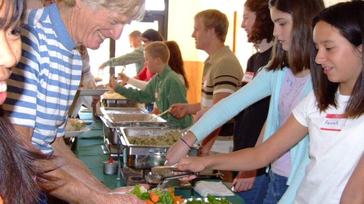 Volunteers dish up food at Cambria’s annual free Thanksgiving dinner in 2006.
