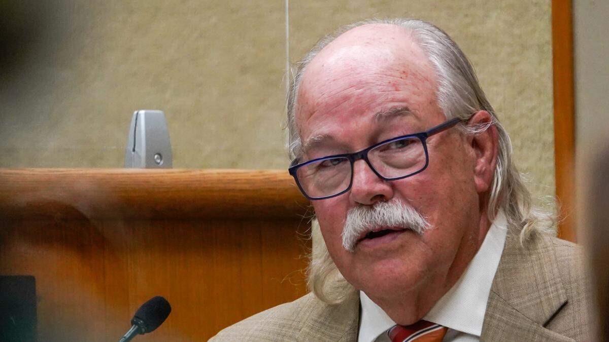 Forensic toxicologist Bill Posey testifies at the trial of Stephen Deflaun. Posey conducted a toxicology analysis of Deflaun’s blood after Deflaun allegedly killed two people at Morro Strand State Park July 8, 2001.