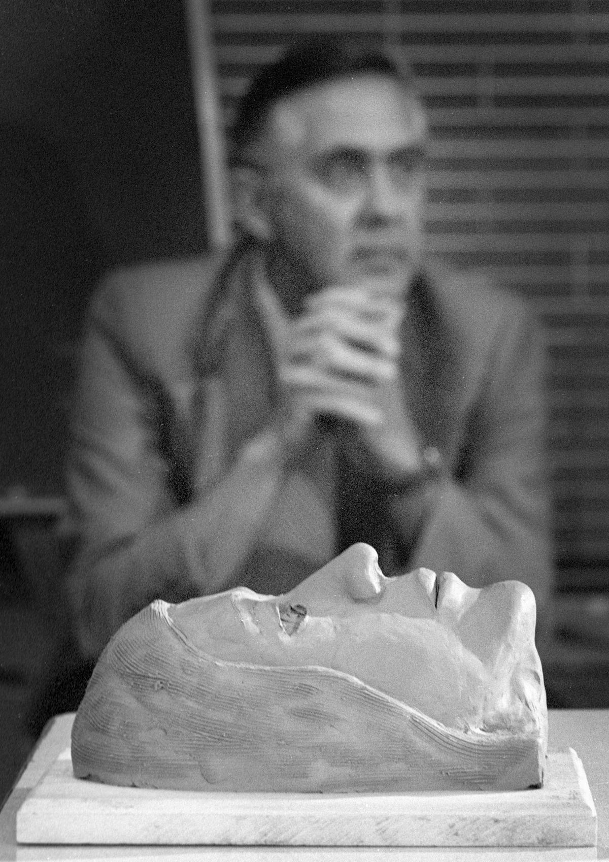 The model that helped San Luis Obispo County Sheriff’s Office detectives identify a teenager whose body was found on the Cuesta Grade was made by Dr. Rodger Heglar, background. She was identified in 1992 as Cheryle Ann Manning of McMinville, Oregon. The model was made in July 1978, a month after her body was discovered.