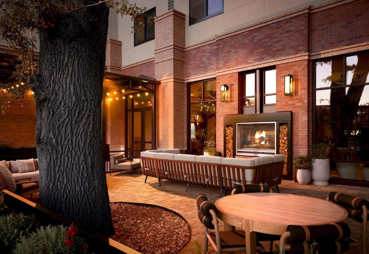 Pine Street Bistro serves breakfast, lunch and dinner while offering an approachable gathering place for hotel guests and local residents alike. Outdoor seating extends the restaurant’s welcoming atmosphere into the evening.