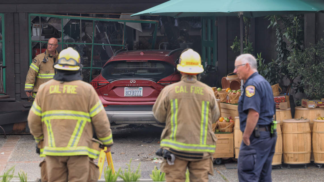 2 injured after car crashes into Pismo Beach market and deli