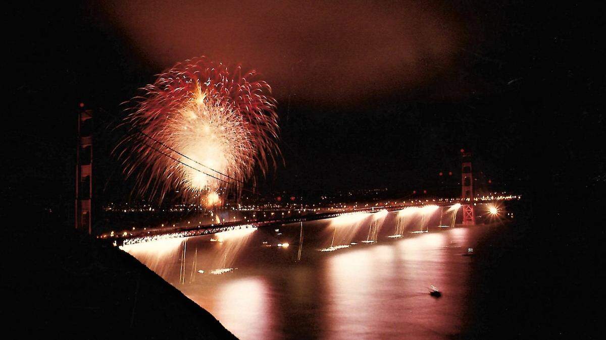 PG&E meteorologist John Lindsey took this photo from the Marin Headlands looking southward toward San Francisco during the May 24, 1987, fireworks event celebrating the bridge’s 50th anniversary. Earlier that day, 300,000 pedestrians flattened the Golden Gate Bridge.