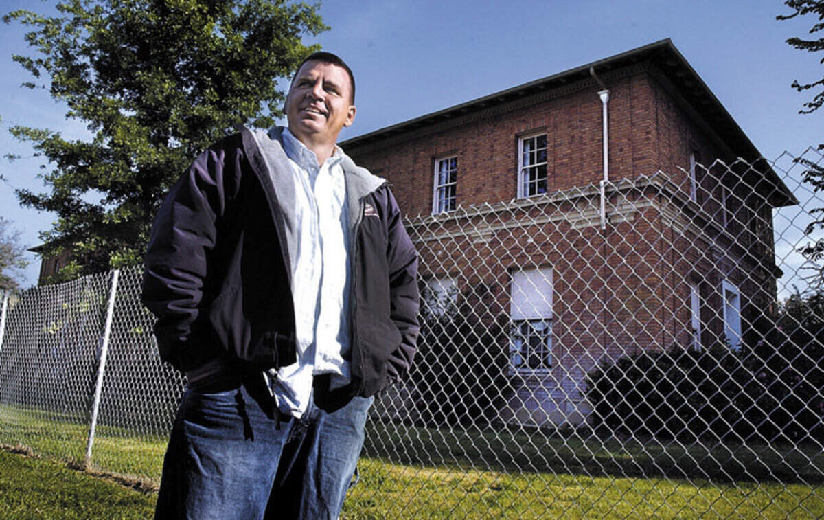 Kelly Gearhart stands in front of the Printery building in Atascadero in 2005.