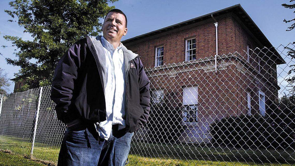 Kelly Gearhart stands in front of the Printery building in Atascadero in 2005.