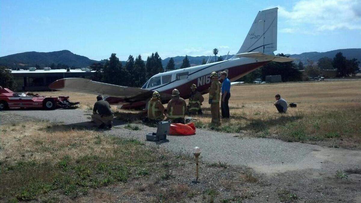 Cal Fire firefighters helped with a plane that had a problem with its landing gear Wednesday afternoon at the San Luis Obispo County Regional Airport.