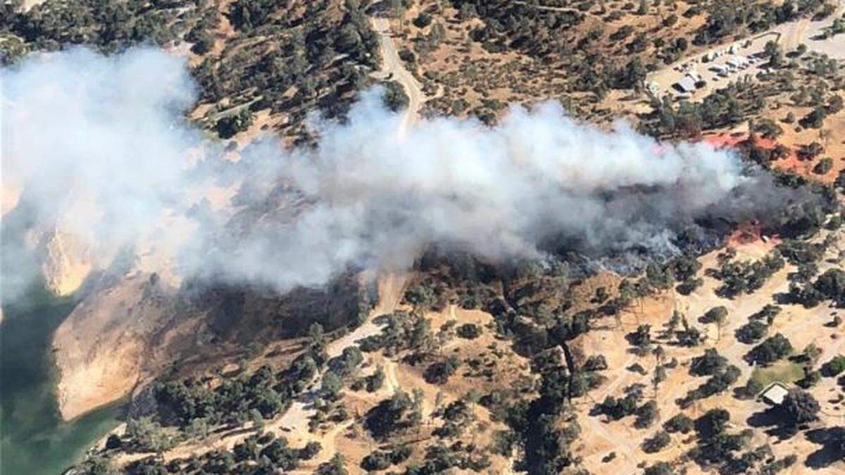 Firefighters are battling a blaze at Lake Nacimiento Resort on Sunday evening. As of 5:30 p.m., the fire has grown to 15 acres and two modular homes are on fire.