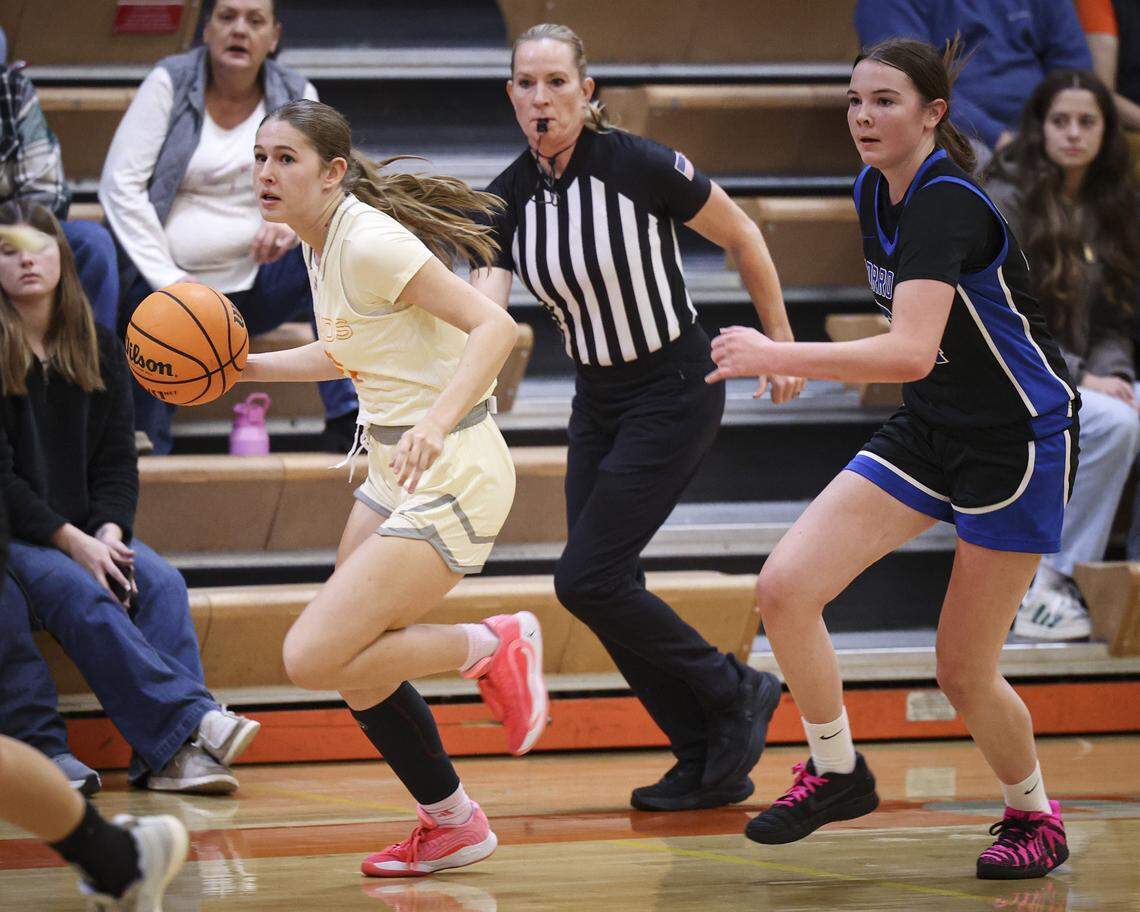 Mia Purchase gets out on a break ahead of Violet Pace. Morro Bay girls basketball team beat Atascadero 52-36 on Jan. 13, 2026.