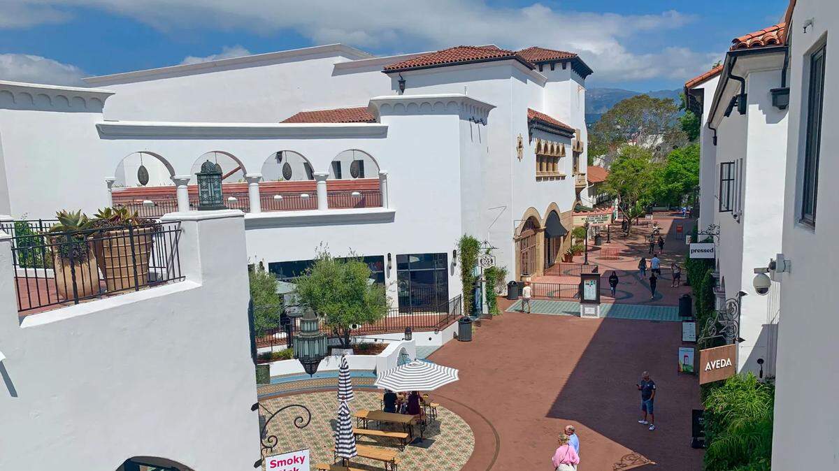 The Santa Barbara City Council will pursue a demolition and redevelopment project transforming the Paseo Nuevo mall into a housing and retail project.