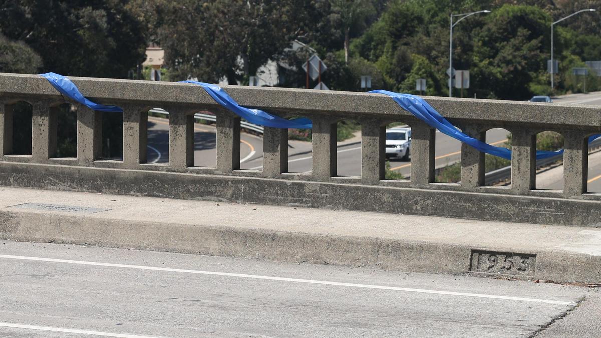 Blue memorial ribbons line the Santa Rosa Street bridge over Highway 101 near the San Luis Obispo police station. Det. Luca Benedetti was killed and detective Steve Orozco was wounded while serving a warrant on Edward Giron, who opened fire on officers.