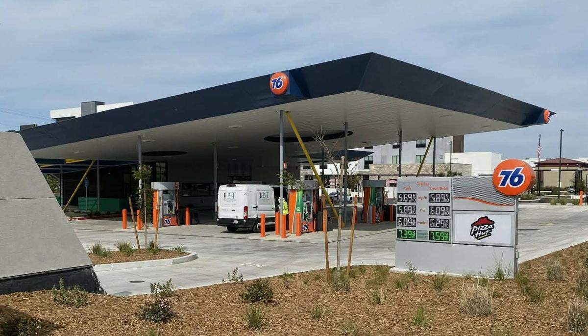 The Coastal Pit Stop gas station opened at 1860 El Camino Real in Atascadero. The station offers 76-brand gasoline from 12 pumps, along with a car wash and an indoor mini-mart.