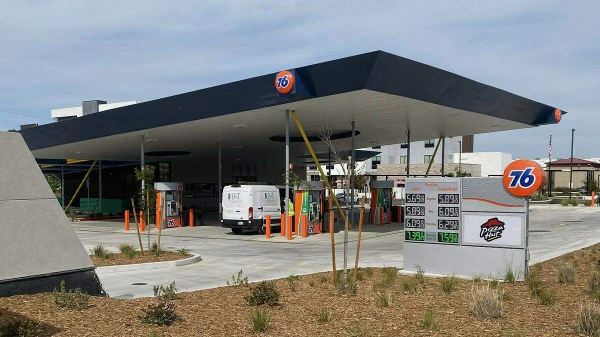 The Coastal Pit Stop gas station opened at 1860 El Camino Real in Atascadero. The station offers 76-brand gasoline from 12 pumps, along with a car wash and an indoor mini-mart.