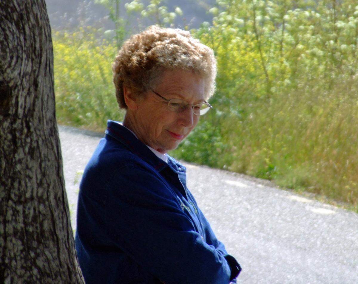 Zola Lykins, “sister-in-love” to columnist Kathe Tanner, is flying in for a much anticipated visit to the Central Coast.