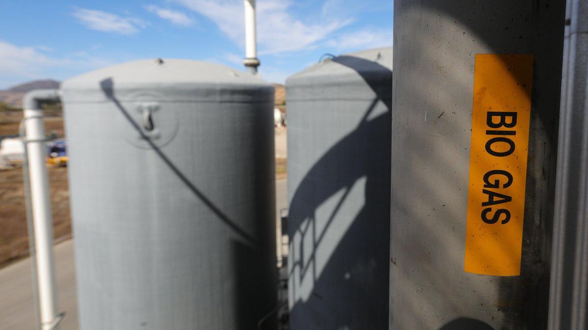 The Kompogas anaerobic digestion plant owned and operated by HZI ( Hitachi Zosen INOVA) near San Luis Obispo processes about 100 tons of green waste a day, generating enough electricity to power 600 homes.