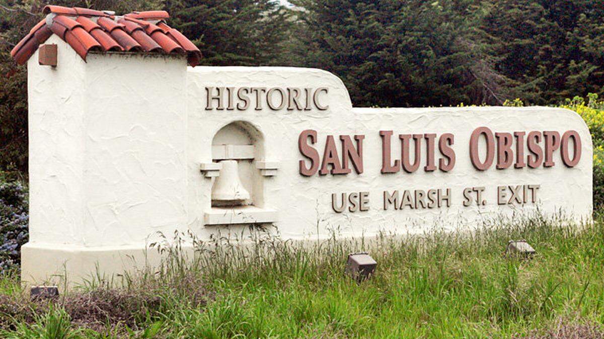 A sign directs visitors to downtown San Luis Obispo.