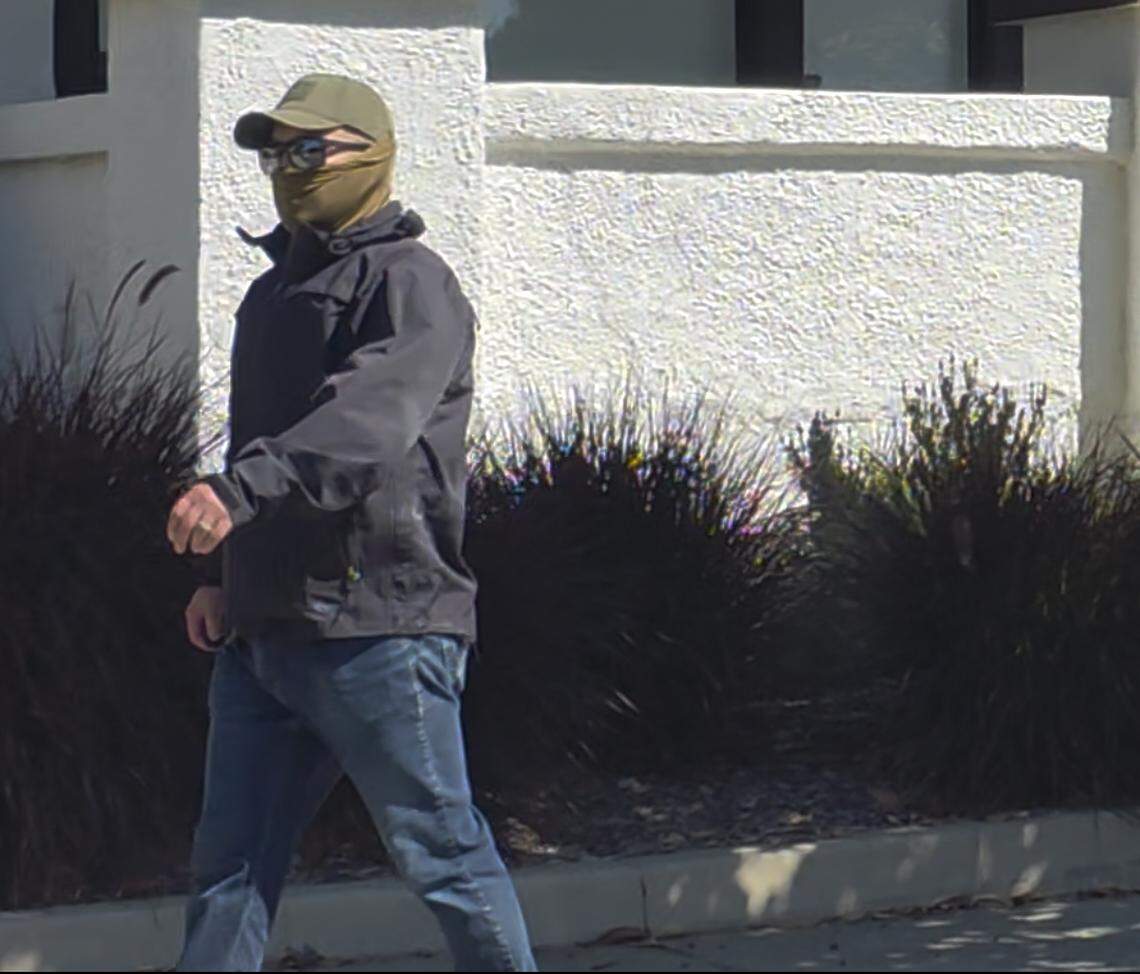 Agentes de ICE enmascarados arrestan a Omar Catalán Estrada cuando salía del Tribunal Superior de San Luis Obispo el 31 de julio de 2025.