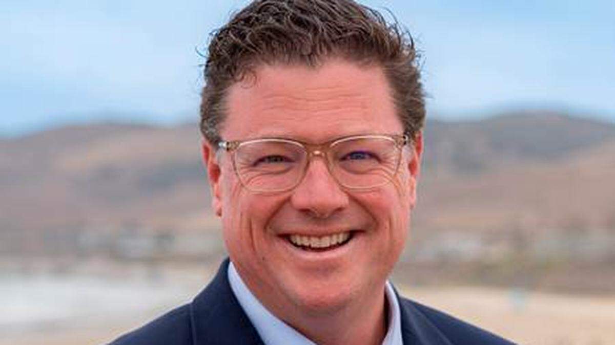 The Atascadero City Council is considering hiring Jim Lewis as its new city manager.