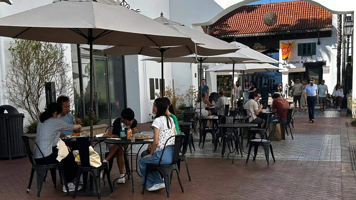 Diners eat outdoors in Santa Barbara’s Paseo Nuevo. The Santa Barbara County District Attorney’s Office has sent warning letters but not named specific restaurants charging undisclosed fees and surcharges, violating California’s False Advertising Law.