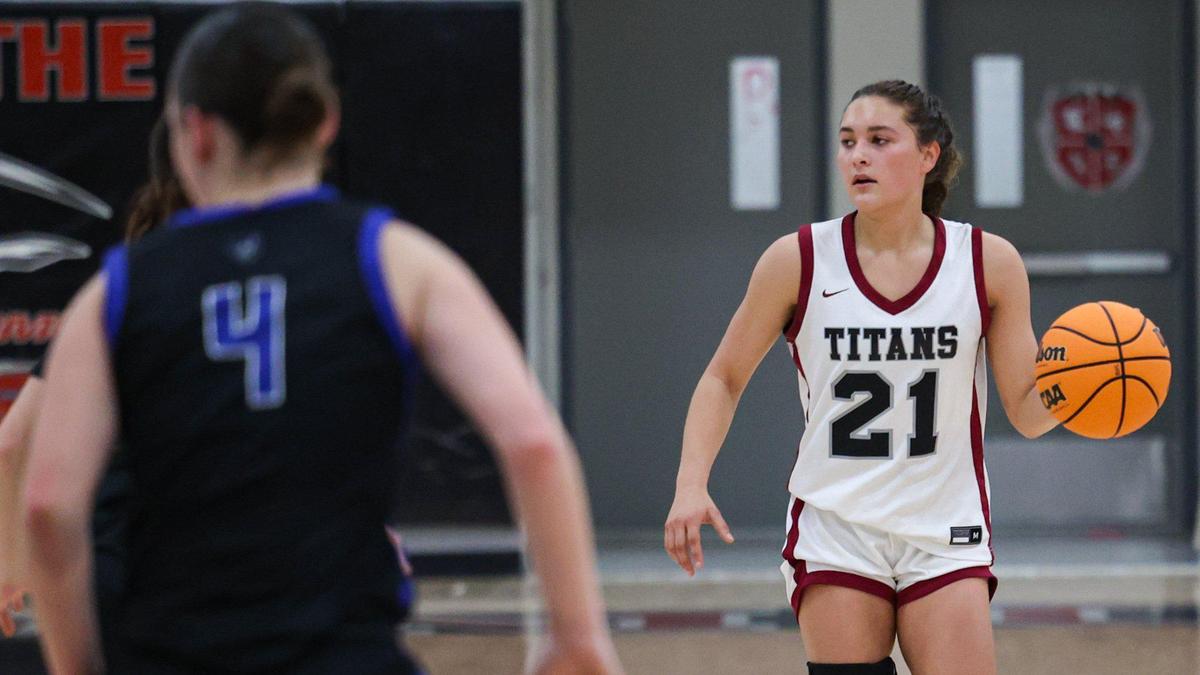 Guard Makennah Simonson sets up the offense in Nipomo’s 58-48 win over Morro Bay in a girl’s basketball game on Jan. 13, 2023.