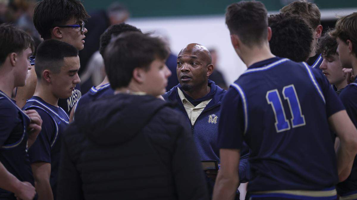 Head coach Terrance Harris talks to the Royals. Templeton beat Mission Prep in overtime, 76-70 on Jan. 7, 2026.