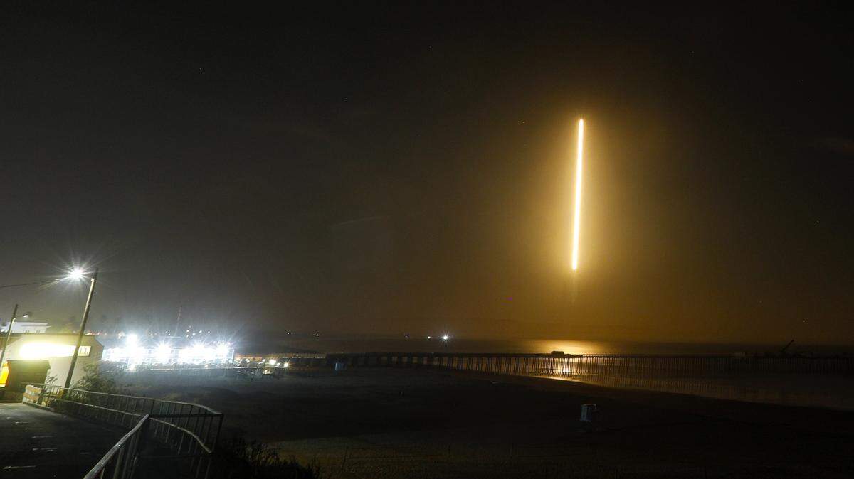 The rocket launch of Iridium 7 by SpaceX from Vandenberg Air Force Base took place at 4:39 Wednesday morning. The rocket carried 10 Iridum NEXT satellites. This 30 second exposure shows the early moments of the flight with the Pismo Beach pier in the foreground.