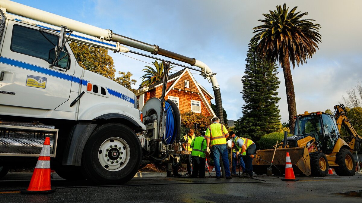 Crews work to repair a water main break at the intersection of Johnson Avenue and Mill Street Monday afternoon. Photo by Joe Johnston 01-07-19