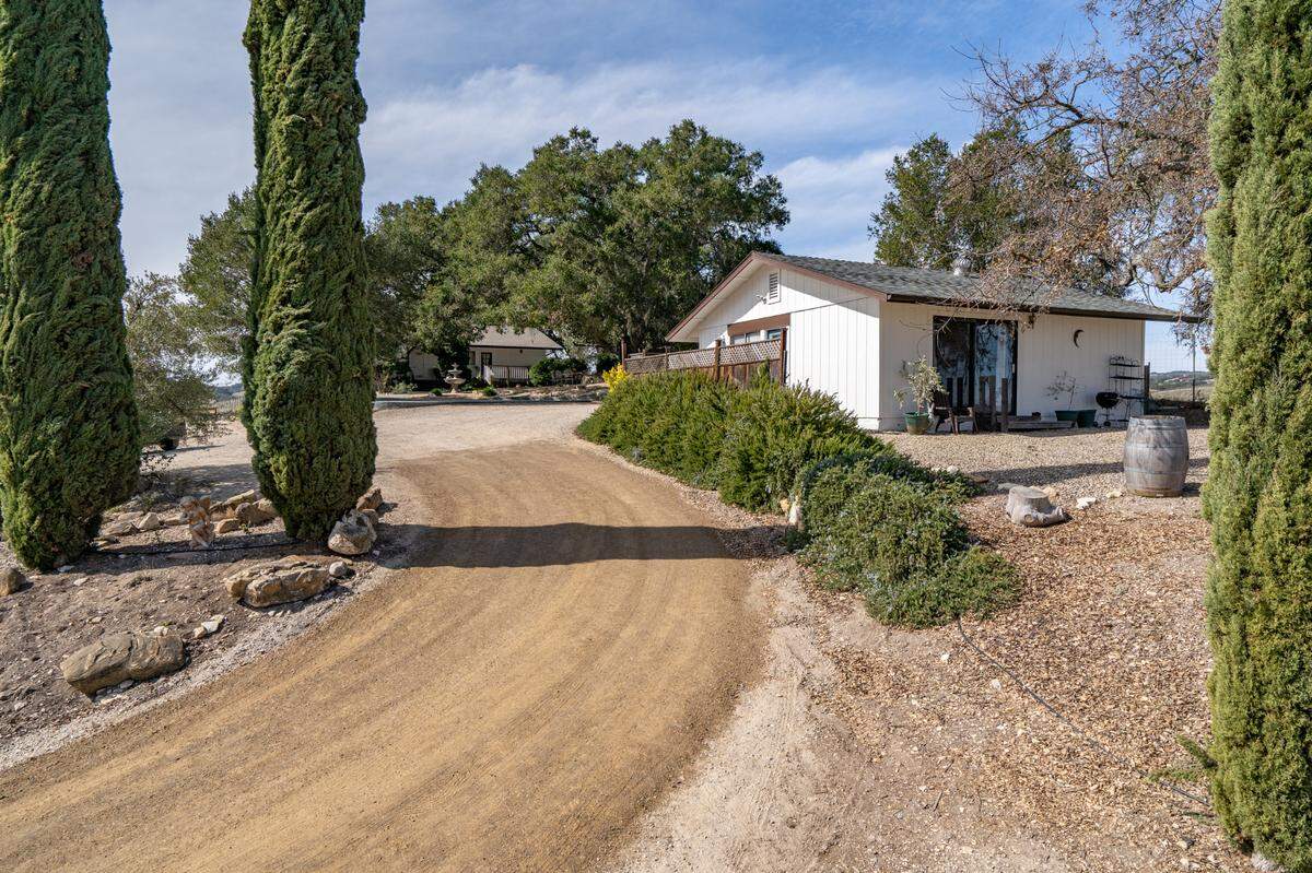 A 24-acre estate located in the Willow Creek district of the Paso Robles American Viticultural Area — and has roots stretching back to a celebrated Napa Valley winery — has recently been put on the market for just under $3 million.