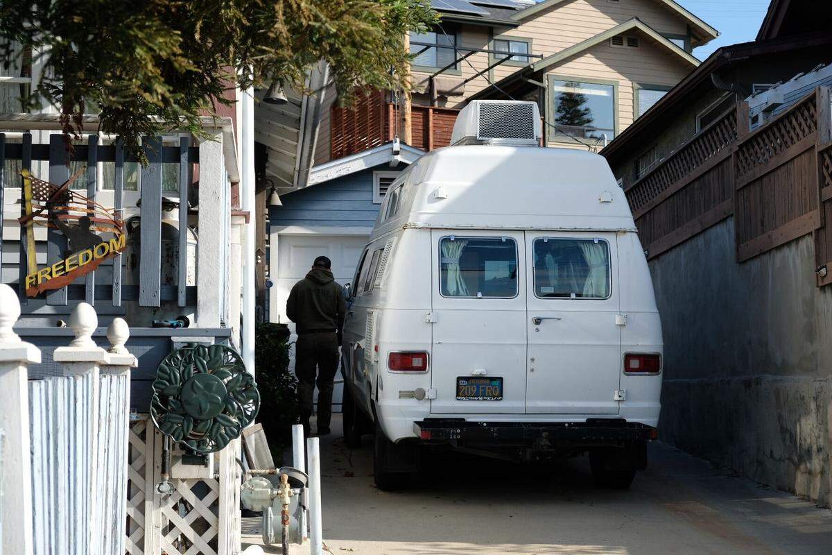 The San Luis Obispo County Sheriff’s Office continued to serve a search warrant in the Kristin Smart case on Thursday, May 7, 2026, at the Arroyo Grande home of Susan Flores, the mother of convicted killer Paul Flores.