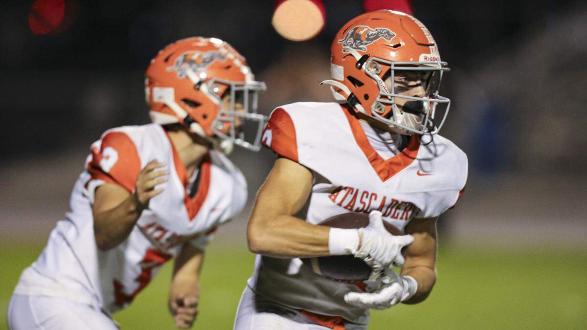 Tyson Tenhaeff runs after handoff from Mike Trejo. Nipomo beat Atascadero 35-34 in a double-overtime playoff football game on Nov. 7, 2025.