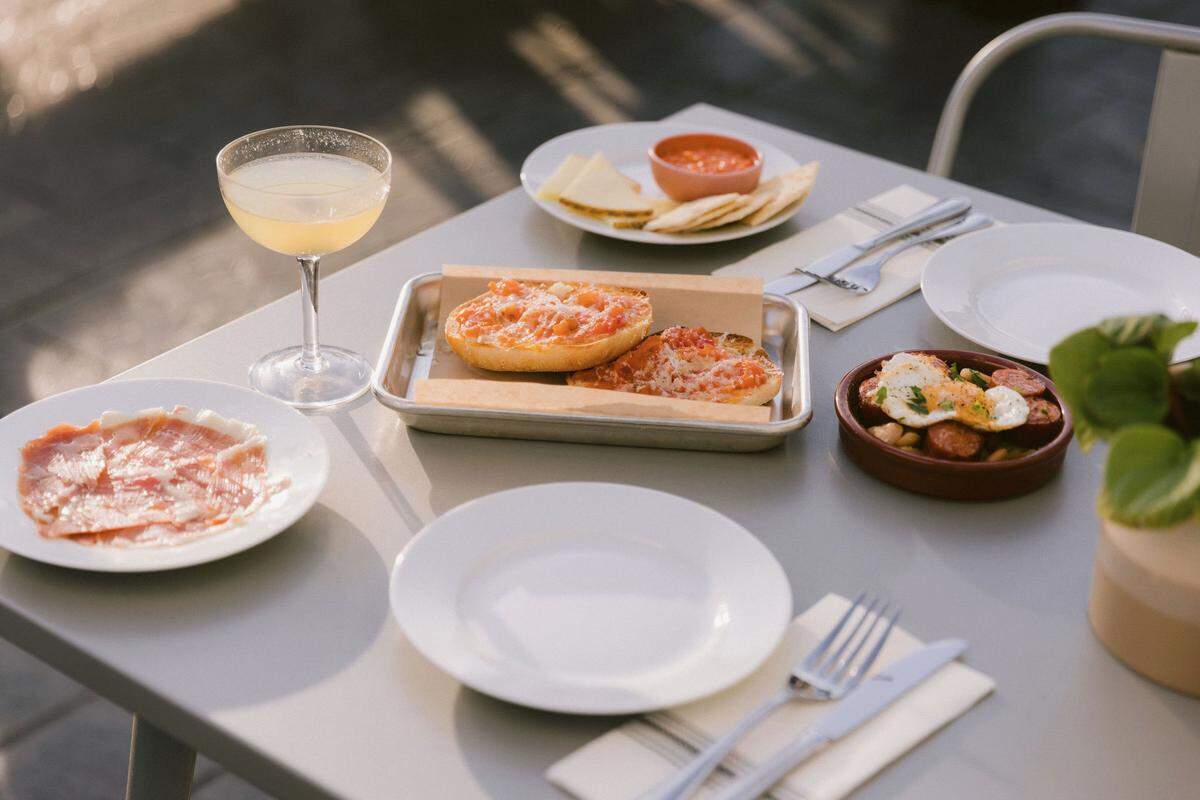 Peixes, a new oyster and small plates bar, is bringing seafood to the San Luis Obispo Public Market.