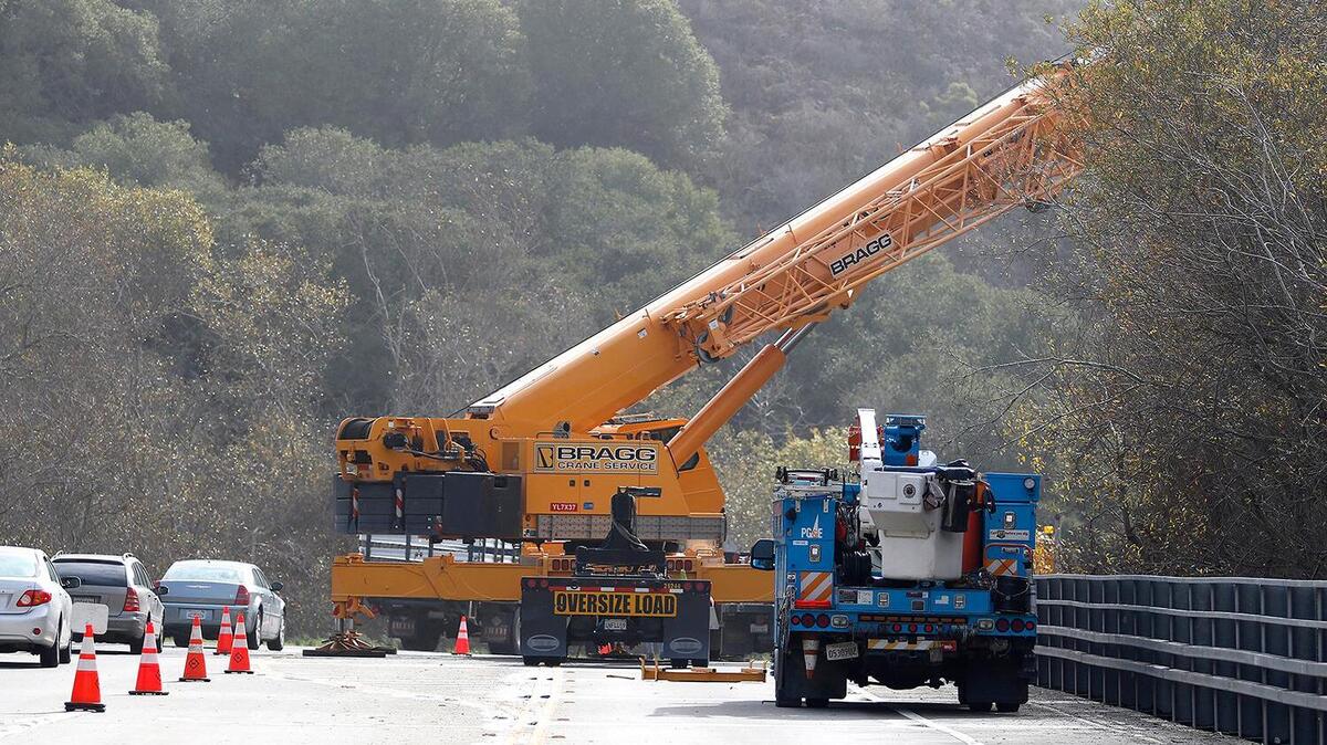 Una grúa trabaja para restaurar un sistema de energía PG&amp;E caído en South Bay Boulevard en Los Osos que era inaccesible para la mayoría de los otros equipos de reparación, el 5 de enero de 2023.